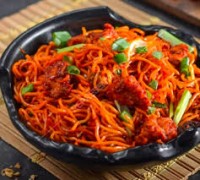 Chicken Schezwan Noodles (Half)